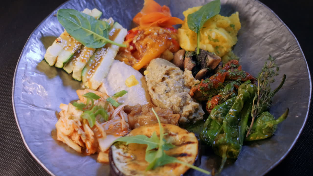 스페인 음식으로 가득 찬 멋지게 배열된 접시 주변을 클로즈업하고 카메라 패닝