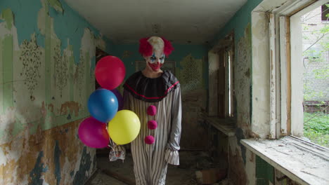 payaso aterrador en una casa abandonada