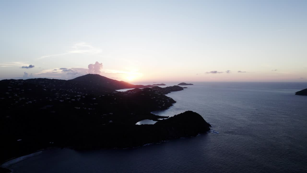해가 지는 화려한 풍경 평온한 물 경사 황금 하늘  ⁇  구름 산 꼭대기에 전면에 집