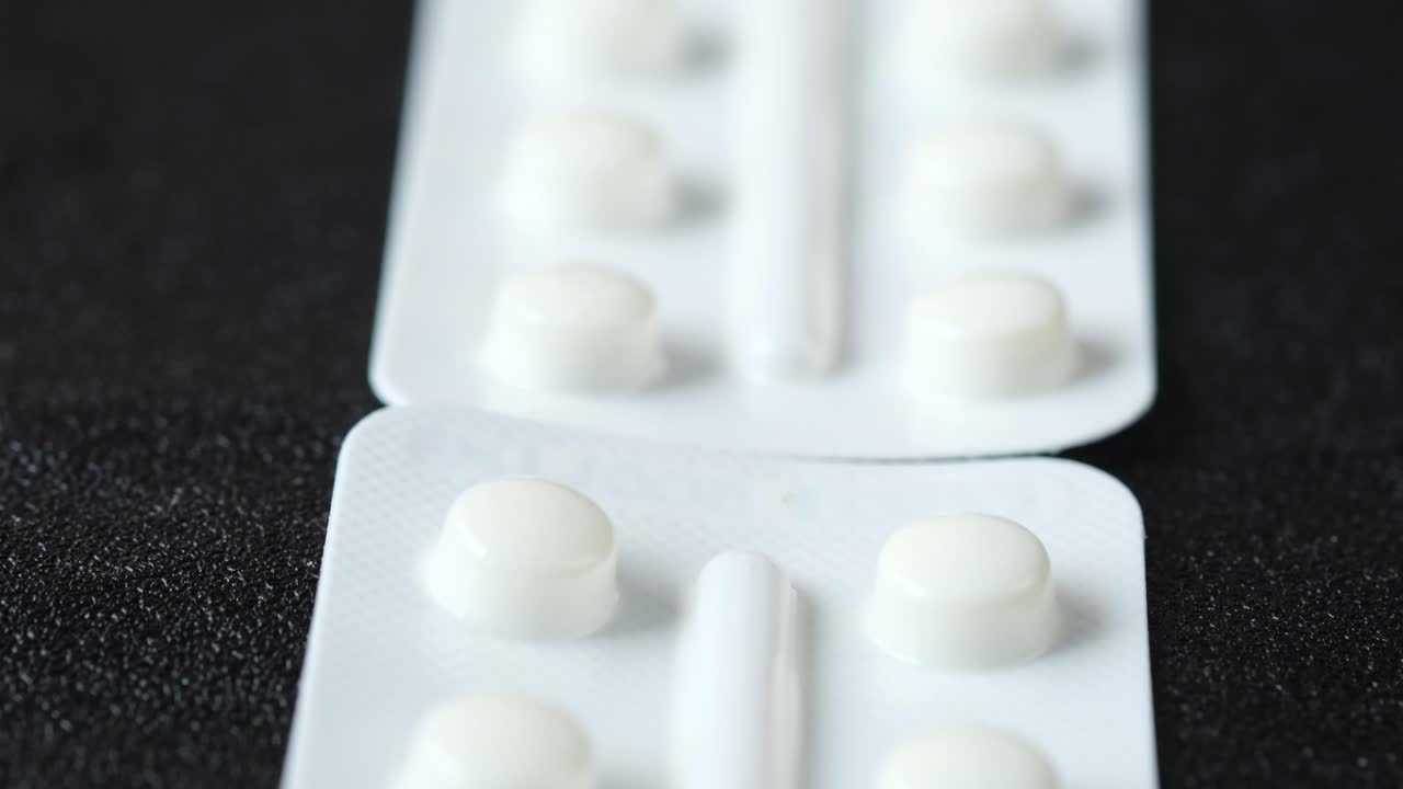 pastillas blancas en paquete de blister