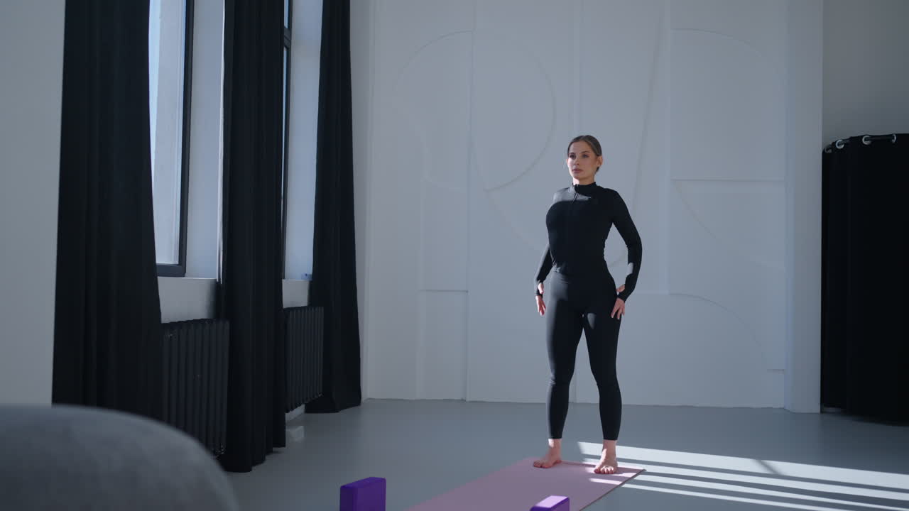 mujer practicando yoga en un estudio