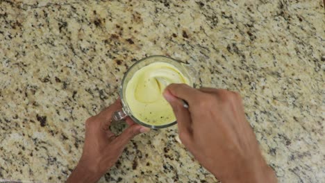 mezcla de ingredientes de la salsa en un frasco, establecedor de arriba hacia abajo