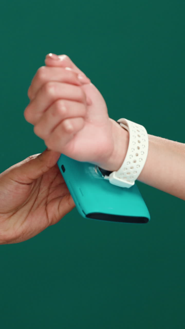 Mani che toccano lo smartphone con smartwatch per pagamento contactless