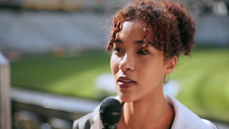 mujer hablando en un evento público