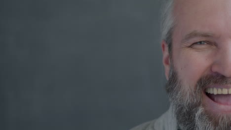 hombre sonriente con barba