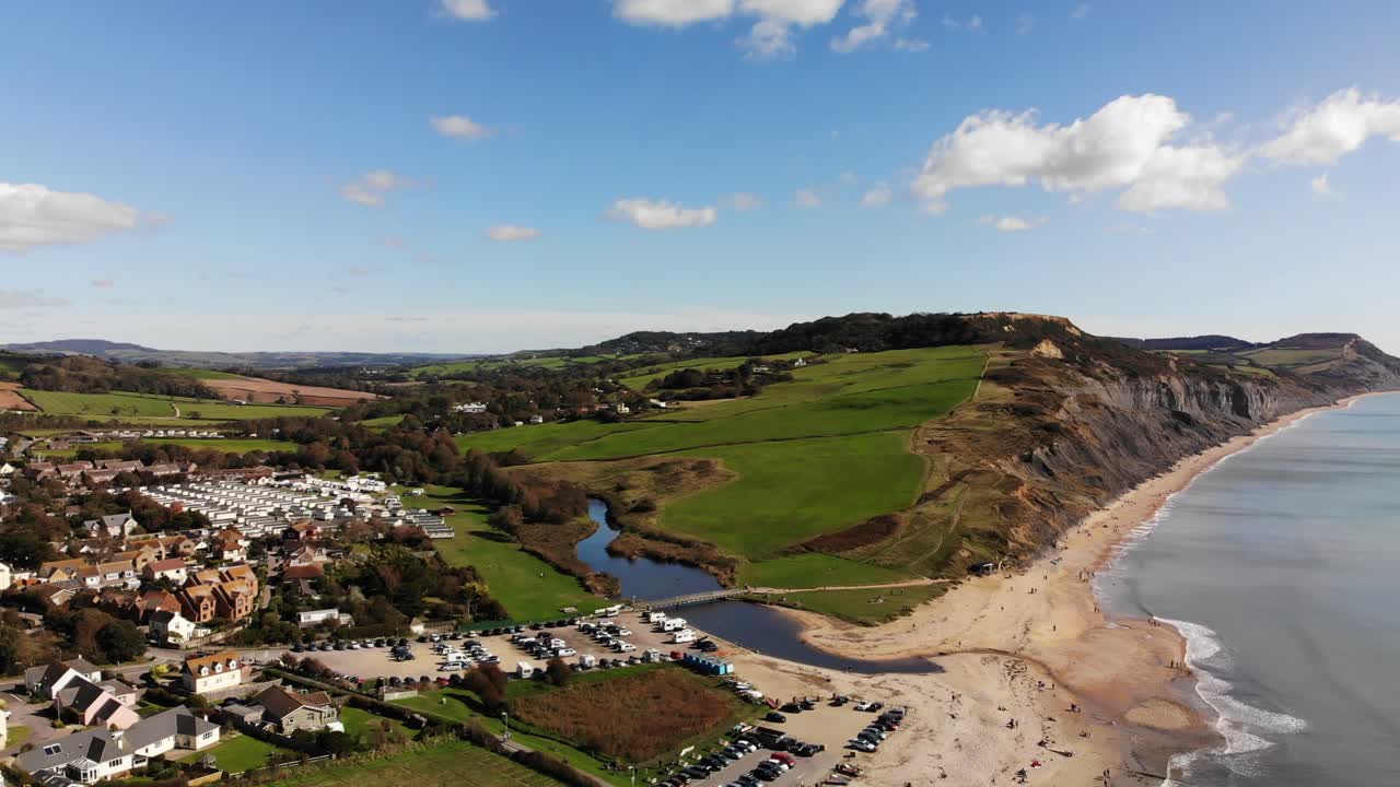 vista aérea de la playa de charmouth hacia los acantilados en dorset