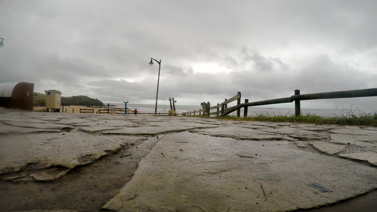 3인 가족이 비가 오는 날 카미노 데 산티아고를 는 4k 영상