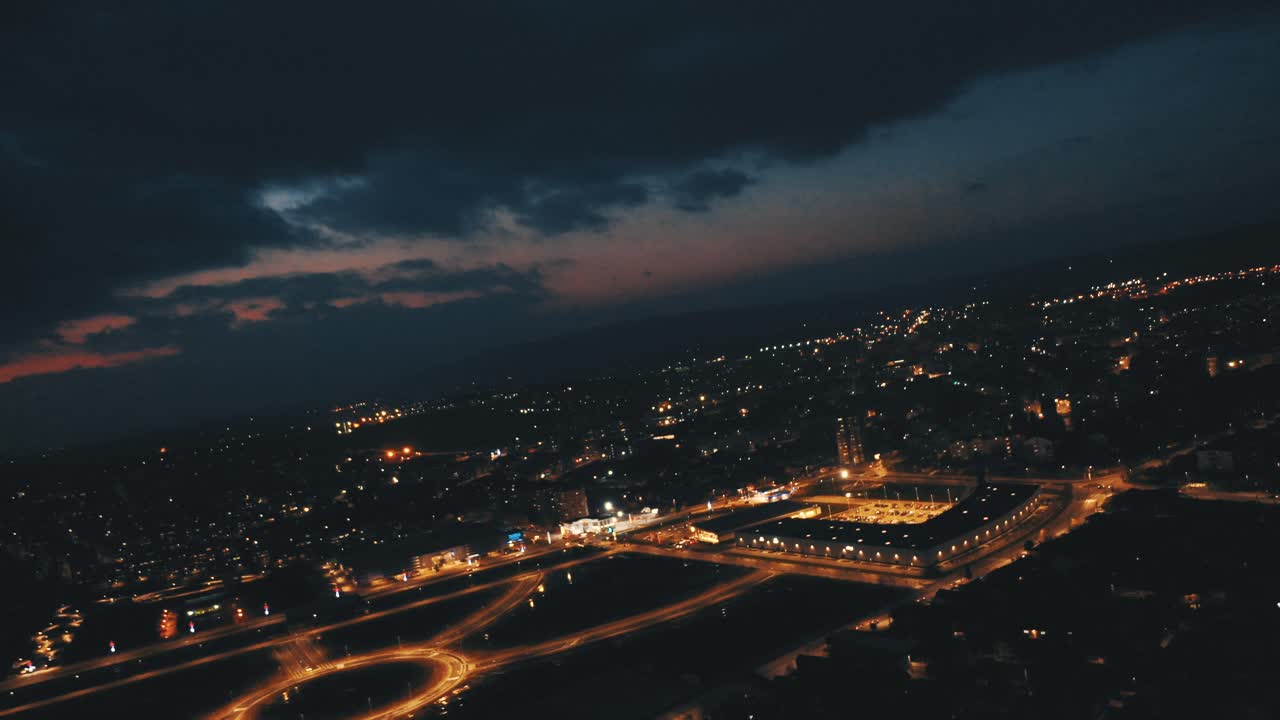 밤에 빛나는 밝은 도시의 불빛 4k