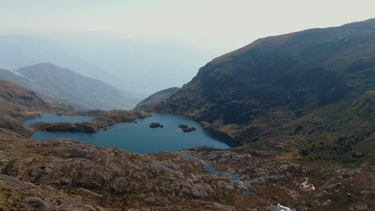 Riprese aeree con drone in 4K sopra la terza laguna di Pichgacocha da Ambo, Huanuco, Perù, nelle Ande. Carrellata in avanti e panoramica da destra a sinistra con inquadratura grandangolare