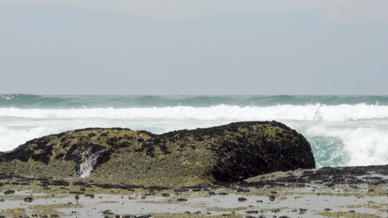 바위에 부서지는 파도의 슬로우 모션 샷