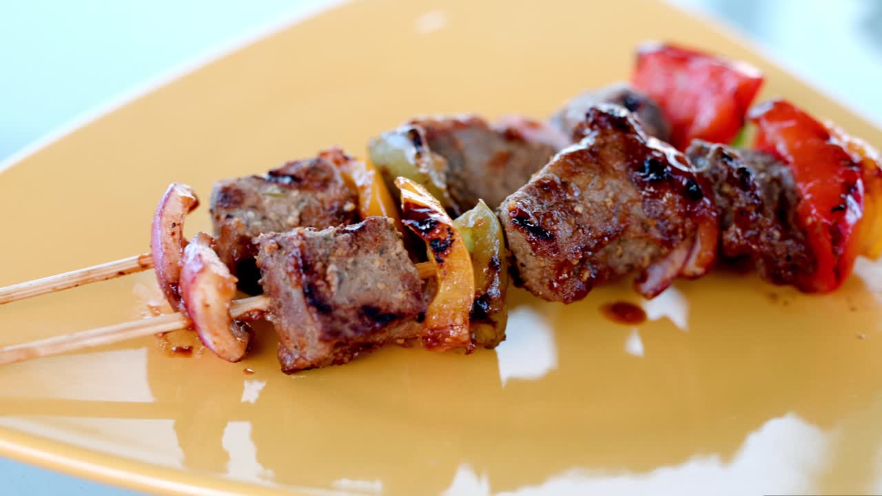sabrosos pinchos de carne y verduras en el plato, cocina al aire libre, 4k
