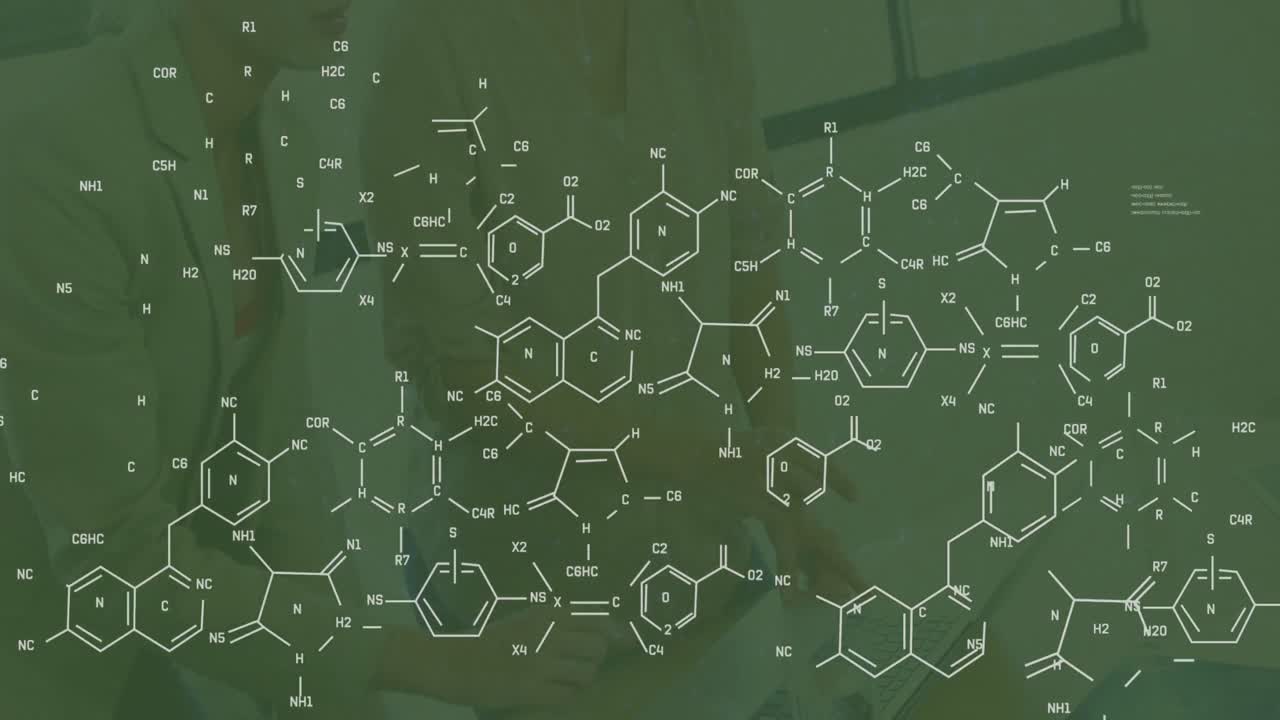 화학 구조의 애니메이션과 데이터 처리가 사무실에서 대화하는 백인 사업가 여성에 대한 것입니다.