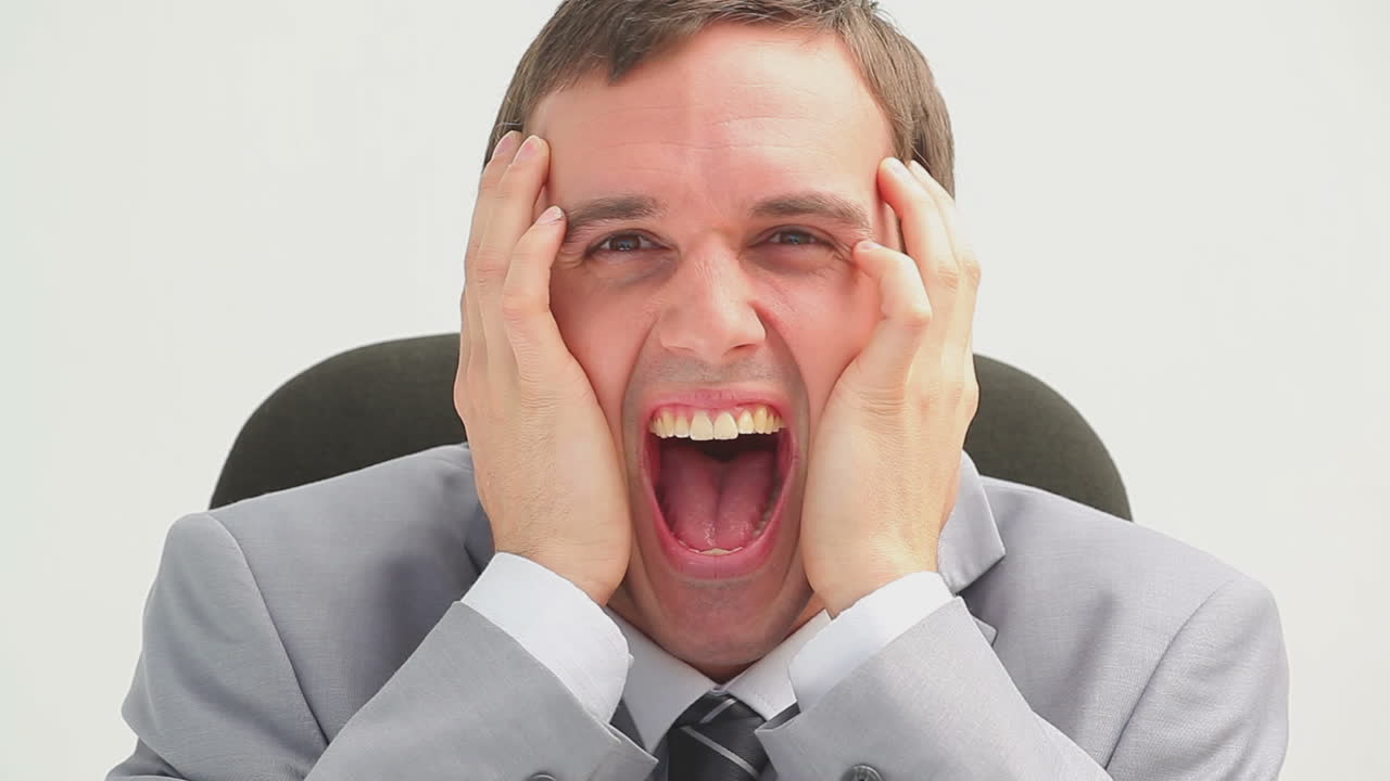 긴장한 남자가 에 손을 고