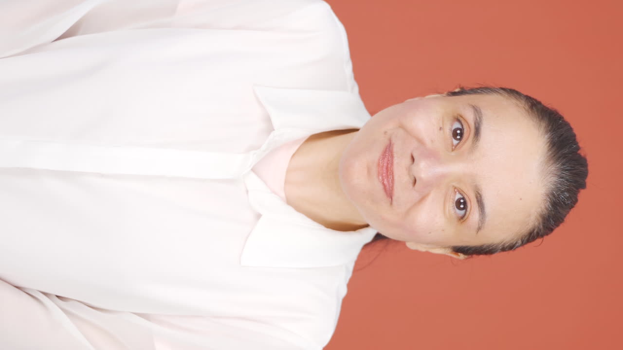 el video vertical de la mujer dice "wow" a la cámara.