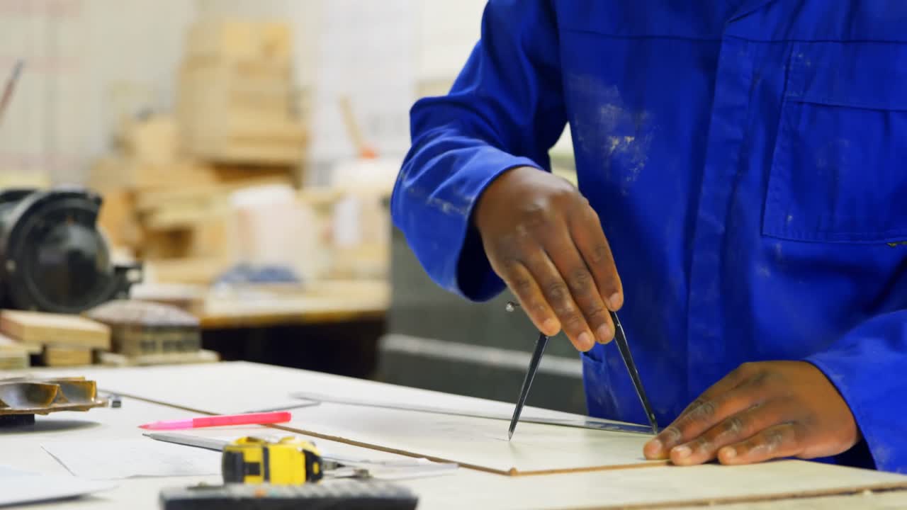 trabajador que trabaja en la mesa en el taller 4k