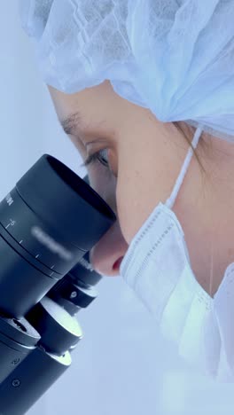 científico usando un microscopio