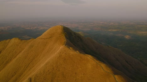 Drohne-Fliegt-Bei-Sonnenaufgang-über-Der-Berglandschaft-In-Panama,-Dem-Krater-El-Valle-De-Anton