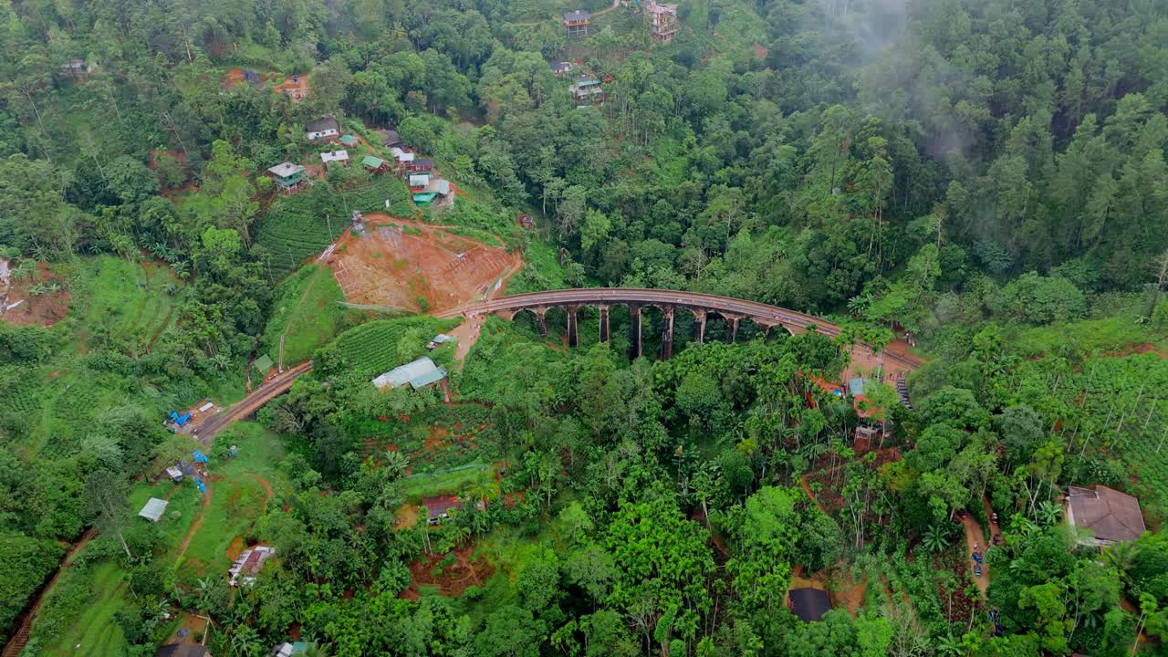 Ohromující letecké záběry dronem ikonického Mostu devíti oblouků v Elle, Srí Lanka.