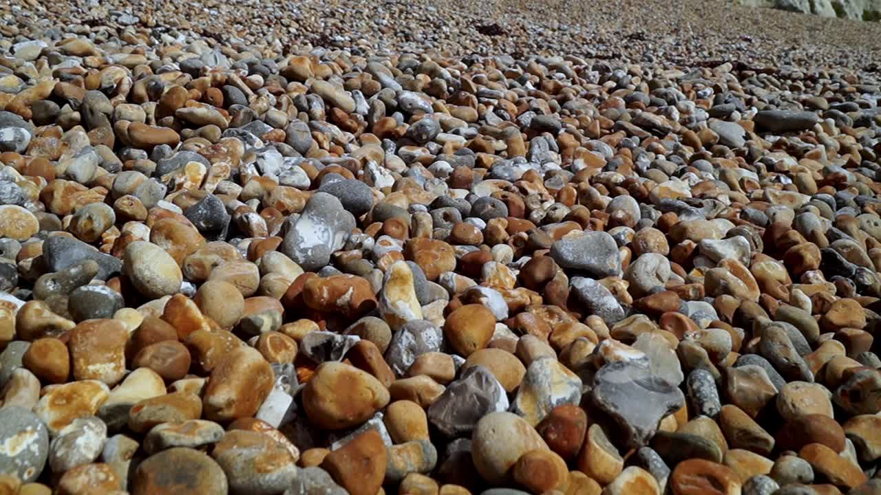 piedras coloridas en una playa, dover, inglaterra
