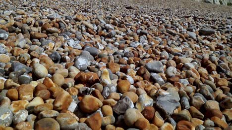 Guijarros-De-Colores-En-Una-Playa,-Dover,-Inglaterra