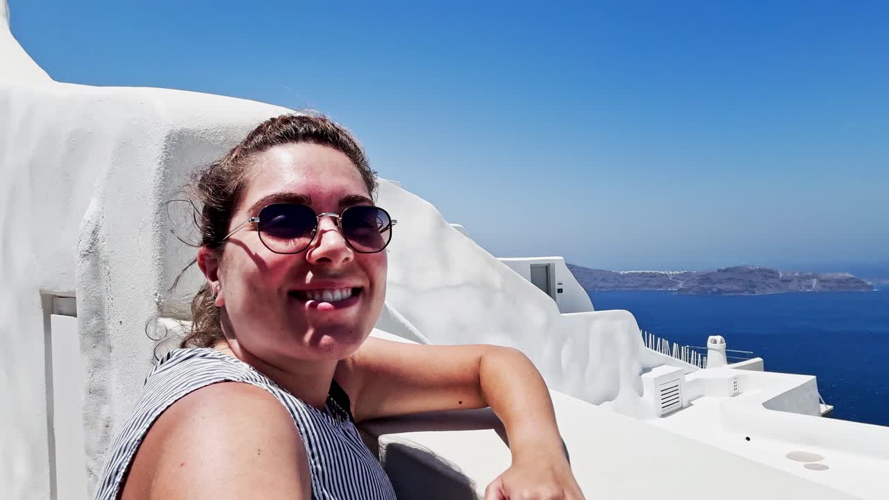Cô gái trẻ quay video selfie tại Santorini, Hy Lạp trong kỳ nghỉ hè