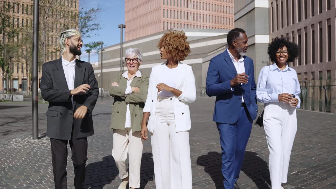 Groupe diversifié de professionnels marchant en ville