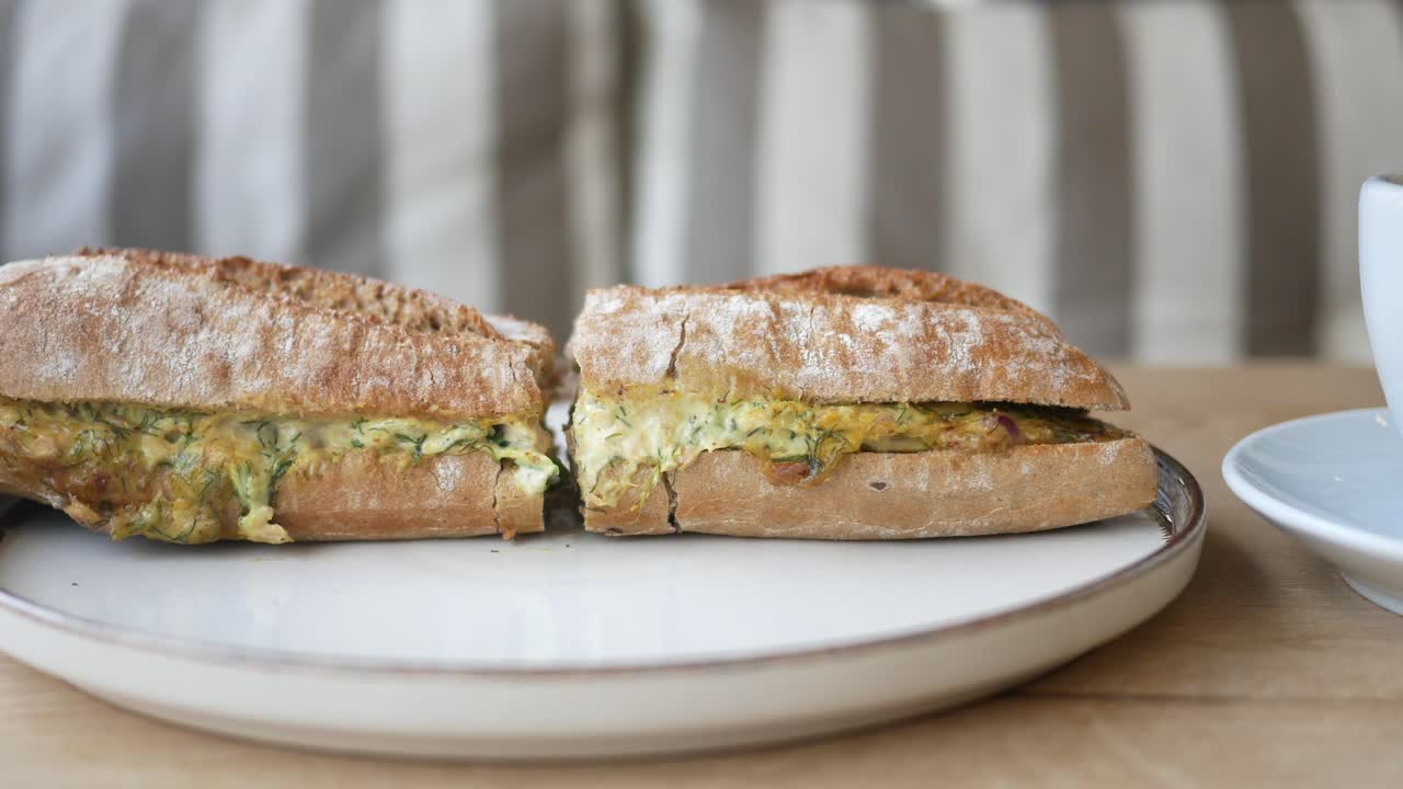 sándwich en un plato