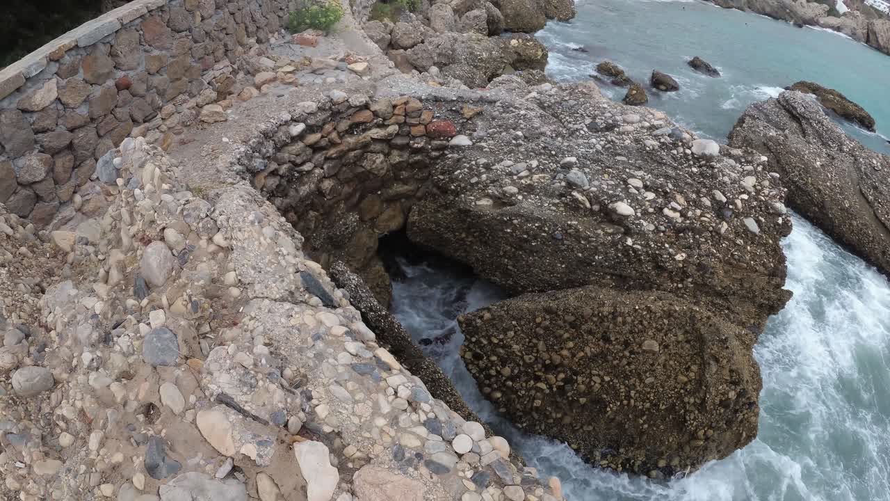 무인 항공기와 안정된 액션 캠을 사용하는 여름 흐린 날 스페인 말라가 네르하 해변