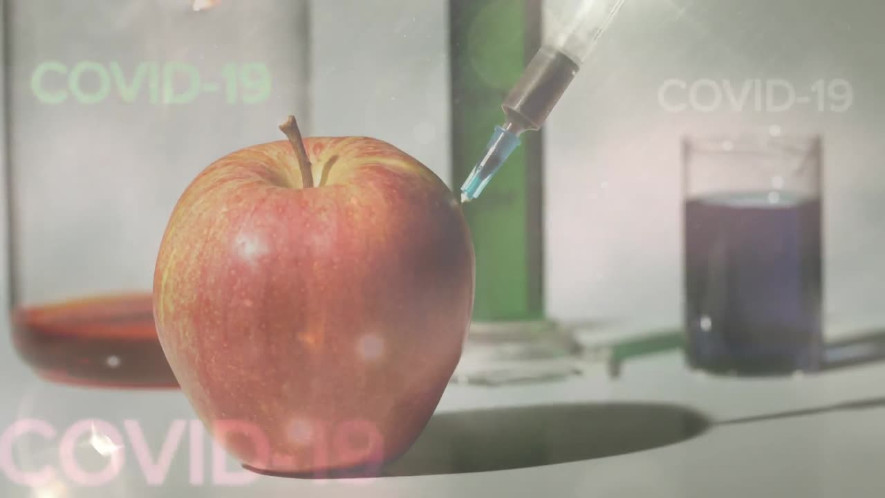 animación de la palabra covid 19 y una jeringa sumergiéndose en una manzana