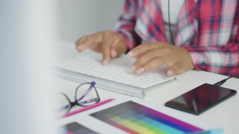 trabajador agrícola usando el teclado