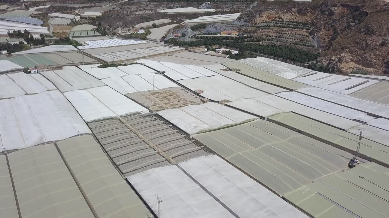 toma panorámica aérea de un invernadero en almería, españa