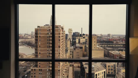 Push-In-Aufnahme-Durch-Die-Fenster-Eines-Hochhauses-Mit-Eigentumswohnungen-In-Der-Innenstadt-Von-Minneapolis-Mit-Dem-Ikonischen-Goldmedaillen-Mehl-Schild