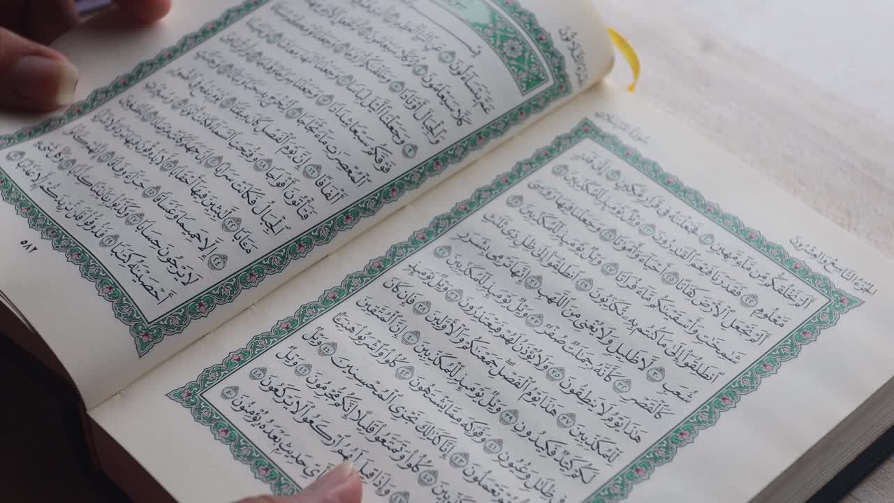 Persona musulmana che legge il Corano.