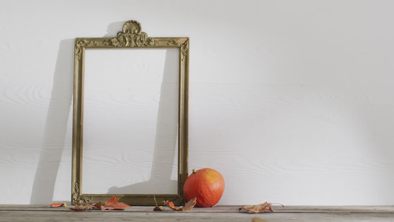 Video di zucca con foglie autunnali e cornice con spazio per il testo su sfondo bianco