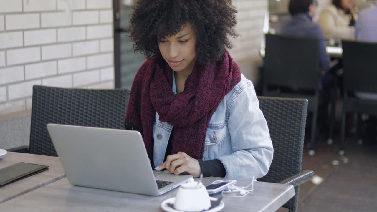 linda chica con laptop en el café exterior