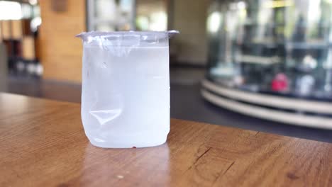 un vaso de agua helada en una mesa en un café