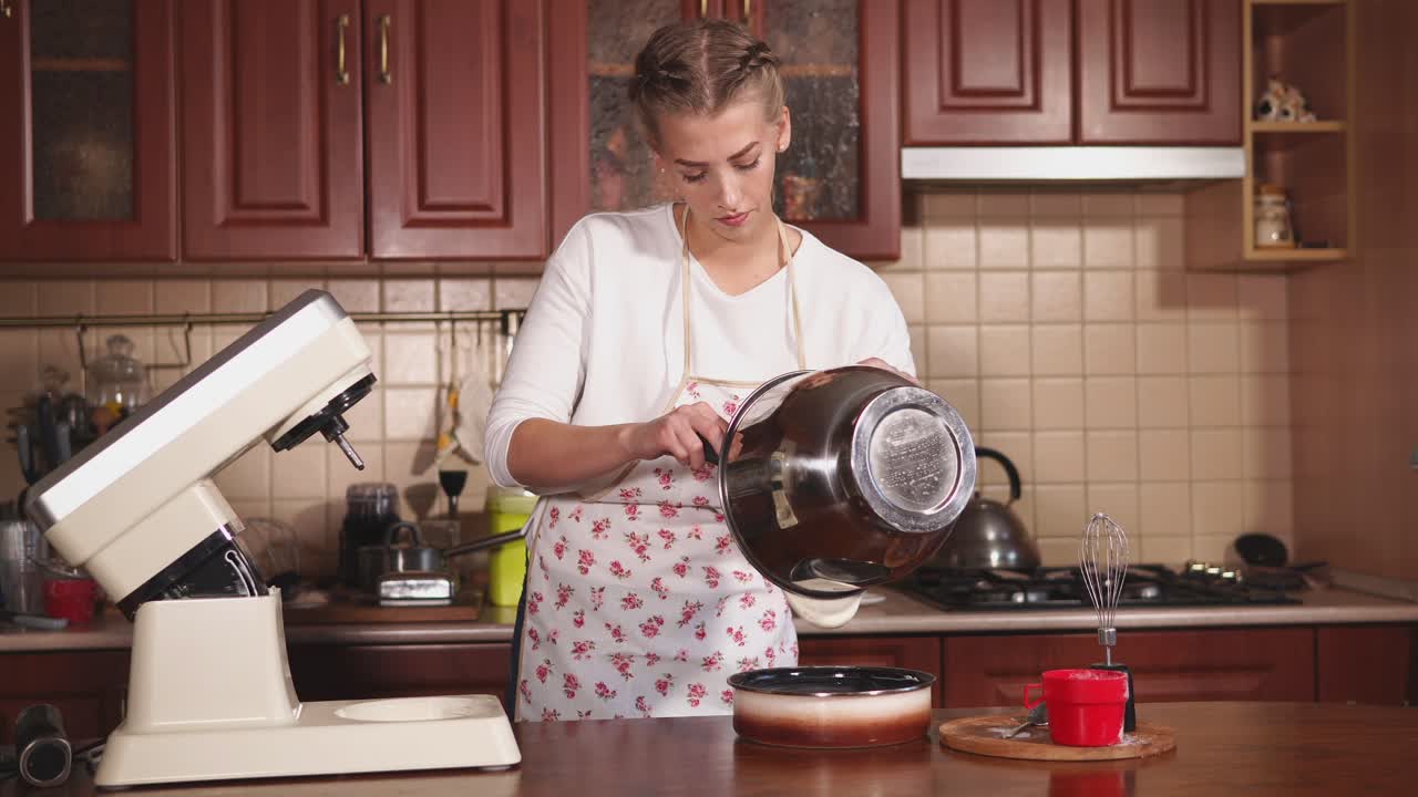 mujer horneando un pastel en la cocina