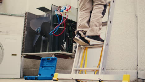 electricista subiendo una escalera plegable