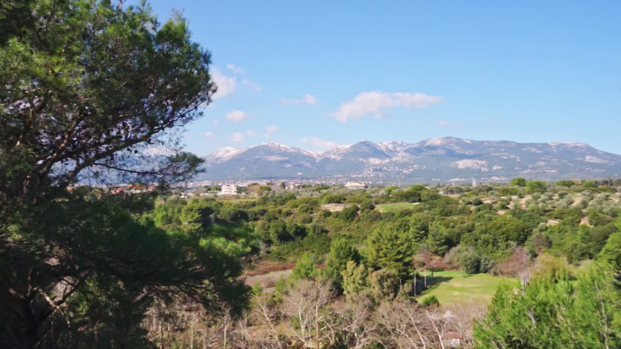 Ripresa panoramica a campo medio, vista panoramica del monte Parnitha situato ad Atene, Grecia.