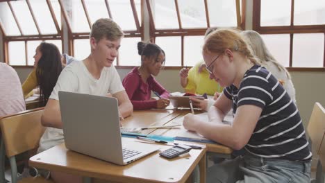 schüler, die zusammen in der highschool-klasse arbeiten