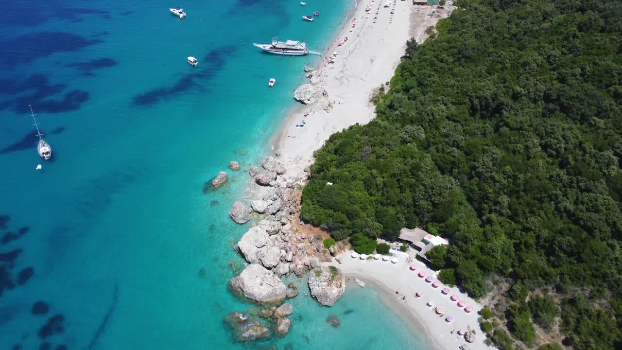 Turkuaz suya sahip güzel bir plajın havadan görünümü