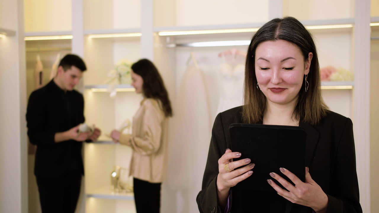 태블릿을 사용하는 웨딩 플래너