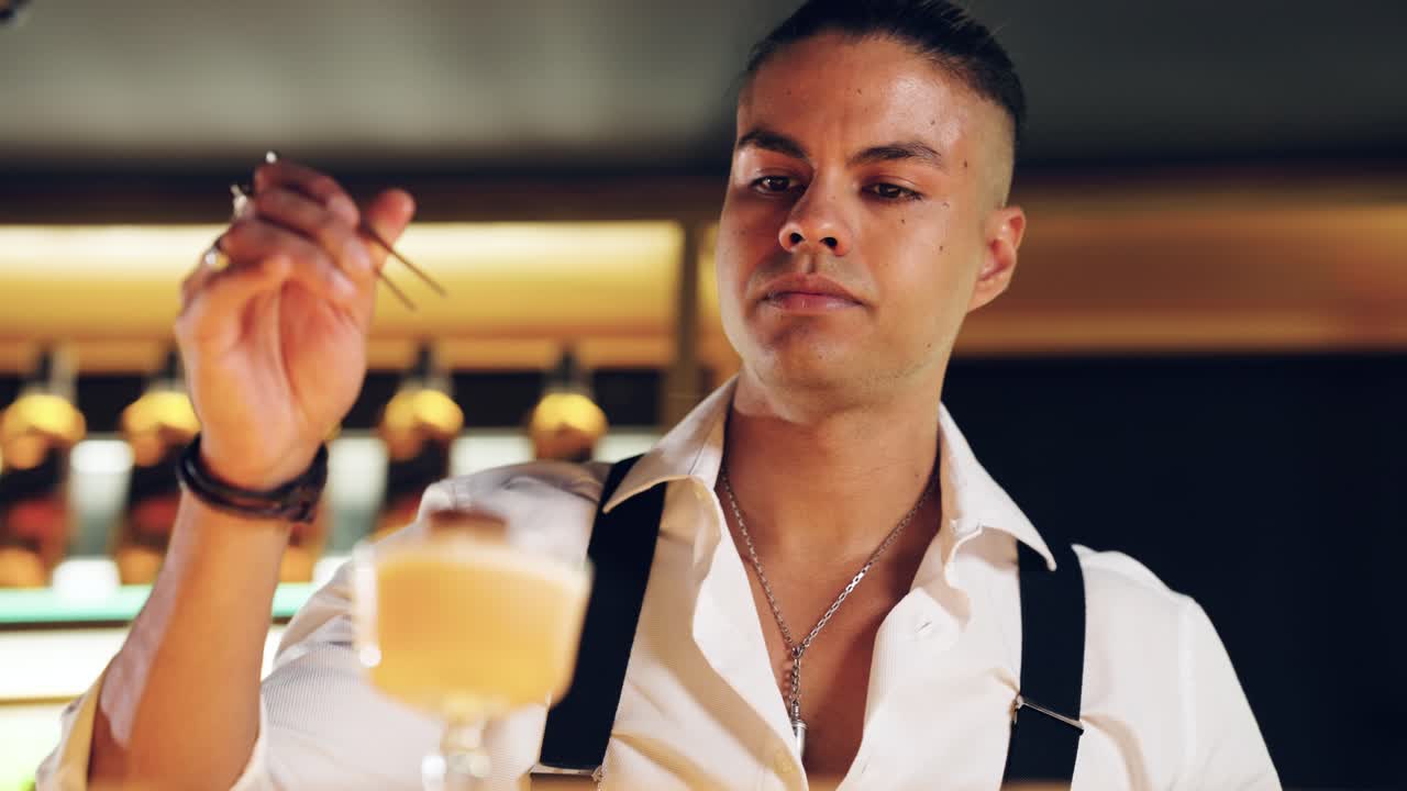Barman professionista che guarnisce un cocktail in un bar moderno