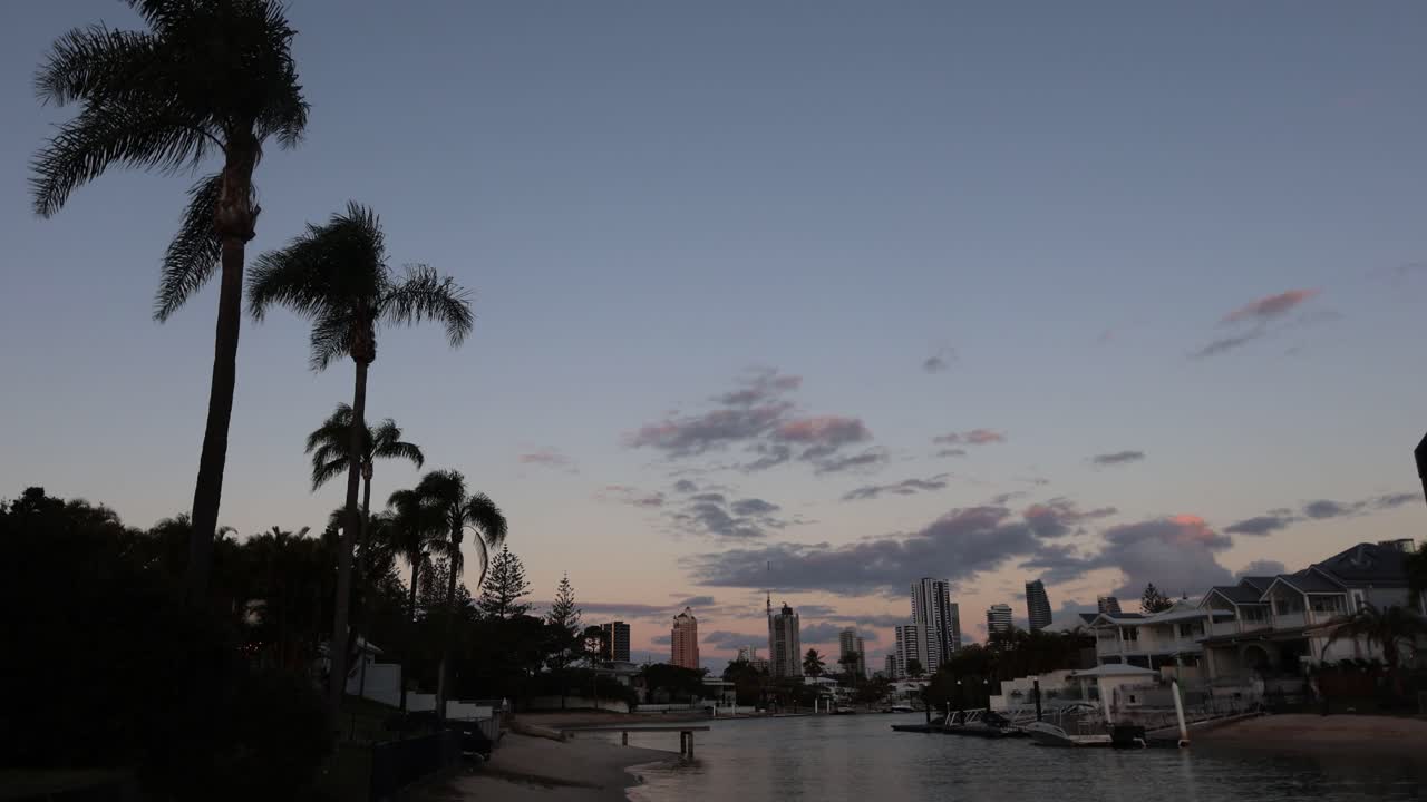 경치 좋은 마리나 위에서 낮에서 밤으로의 전환