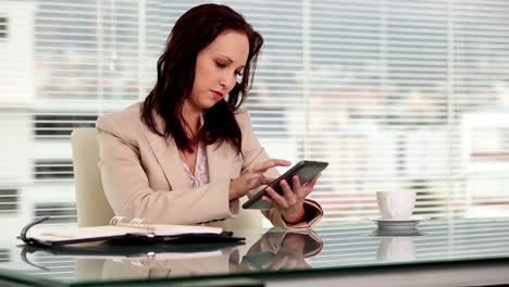 mujer de negocios seria usando una tableta