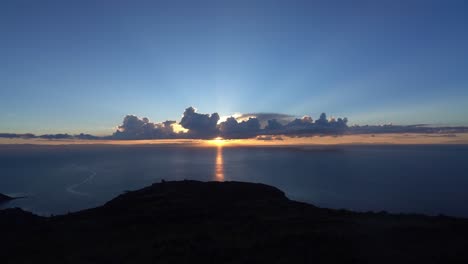 Pintoresca-Puesta-De-Sol-Con-Paisaje-Nublado-En-El-Cielo-Azul-Sobre-El-Bosque-Montañoso-De-Silueta-Cerca-Del-Lago