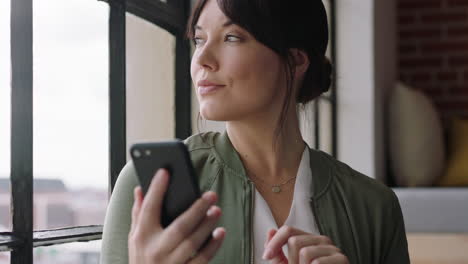 mujer hermosa usando un teléfono inteligente en casa navegando por mensajes disfrutando de las redes sociales en línea compartiendo un estilo de vida relajante enviando mensajes de texto planificando con anticipación la creación de redes en la tecnología de teléfonos móviles