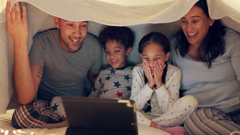 Tablet,-Eltern-Und-Kinder-Im-Bett-Für-Film