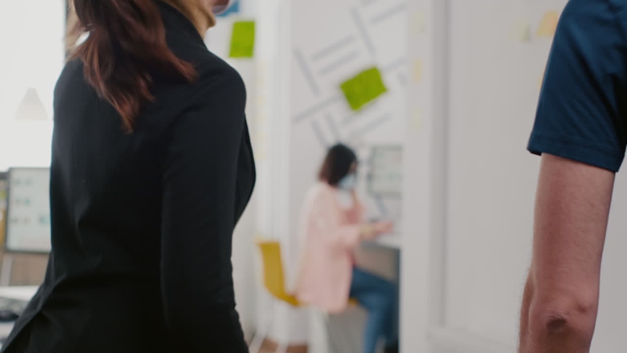 primer plano de una mujer de negocios que paga un pedido de comida para llevar con tarjeta de crédito utilizando el servicio pos contactless