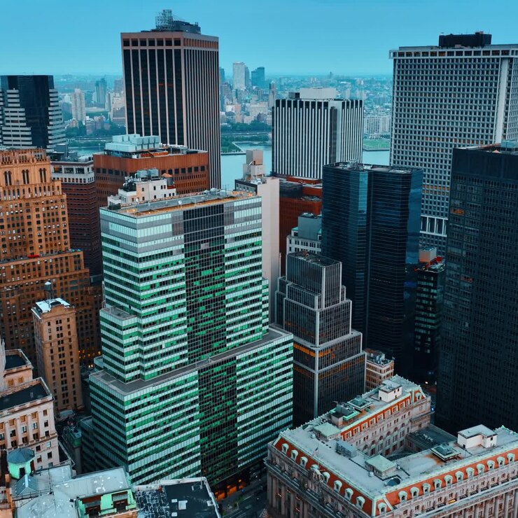 Vista noturna da arquitetura exuberante de Nova York. Filmagem com drone se aproximando lentamente dos arranha-céus